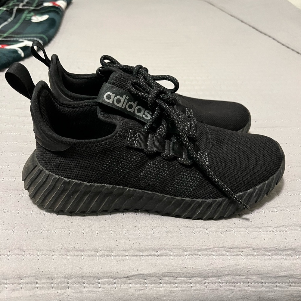 ADIDAS KAPTIR FLOW RUNNING SHOES. Gently used . Size 8.5 wowens